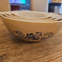 Vintage Pyrex Nesting Bowls Full Set of 4