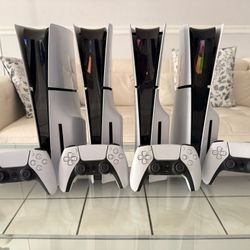 PLAYSTATION 5 SLIM 1TB / UN CONTROL Y SUS CABLES