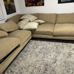 New condition Couch with 4 matching Pillows