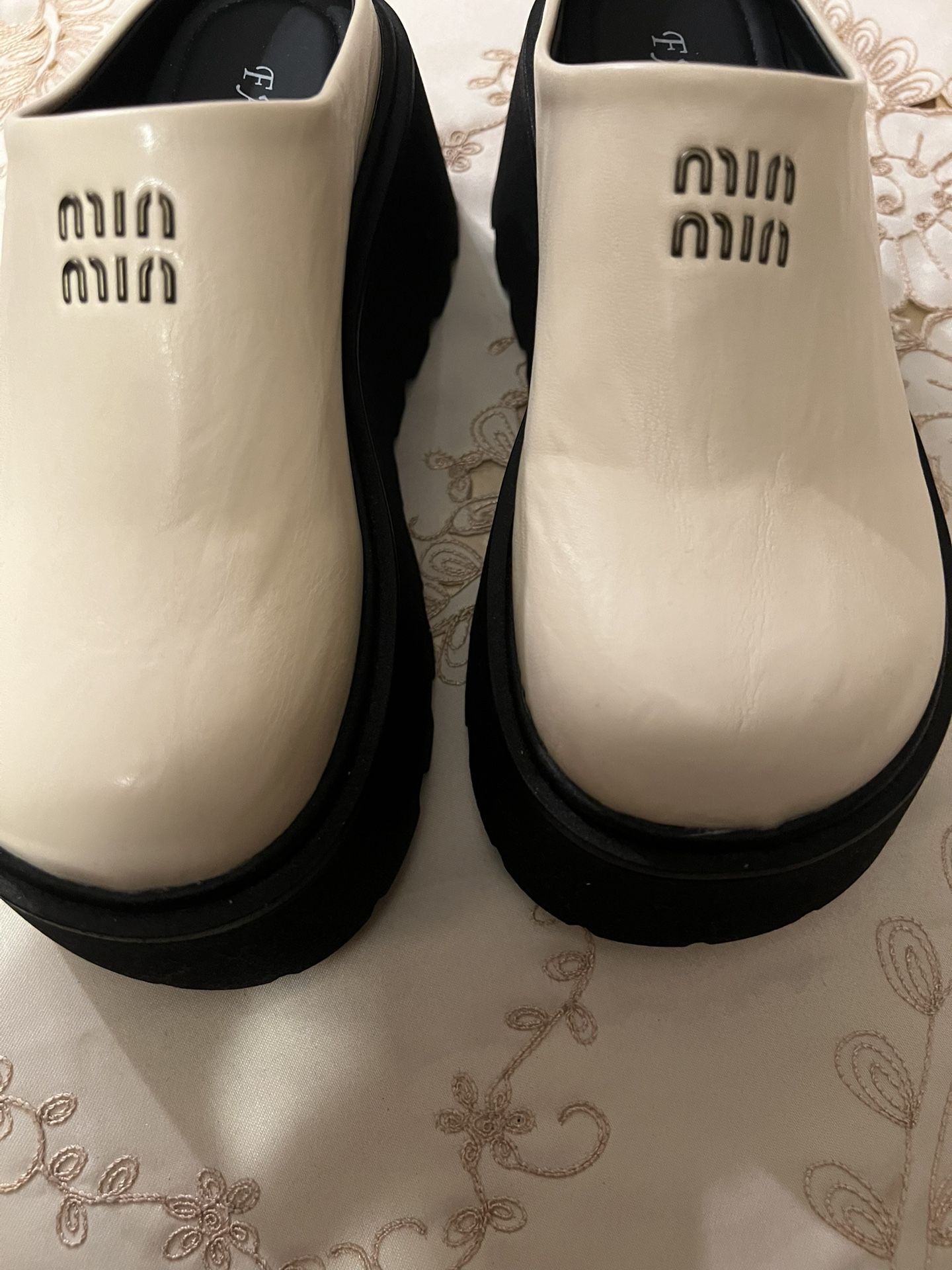 MIU MIU- Woman’s Slides - White