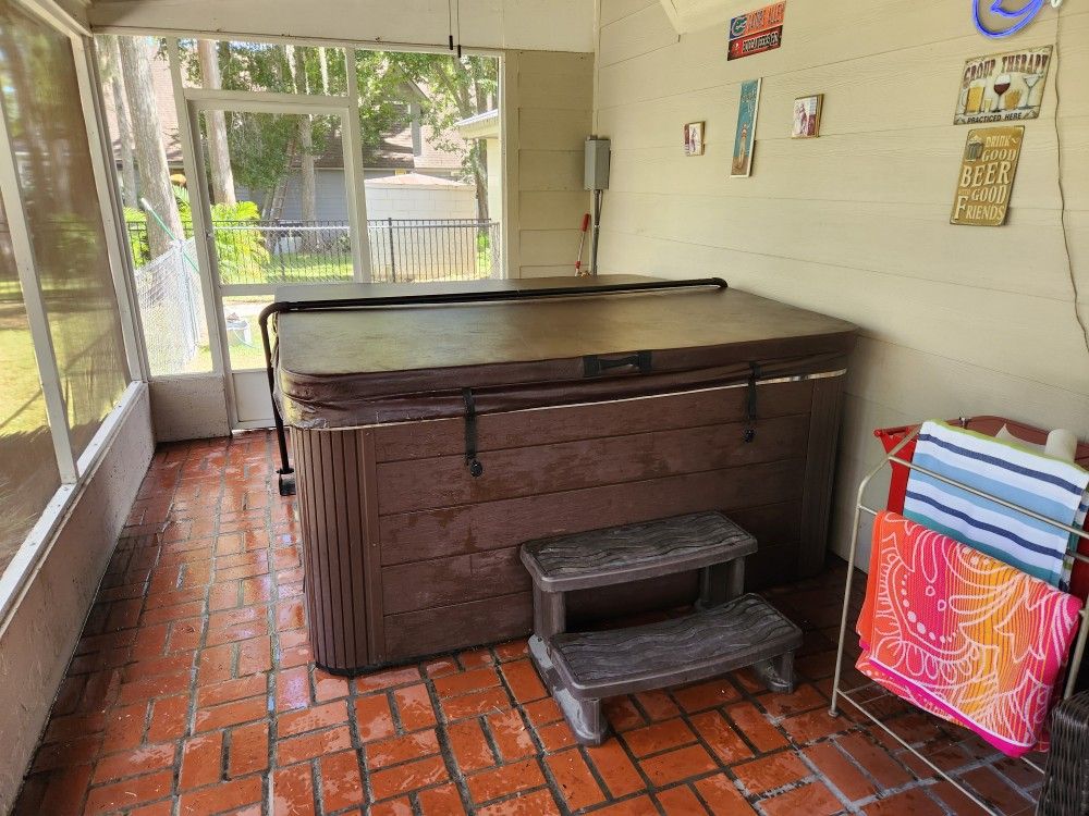 Four Winds 5 Person Hot Tub Spa