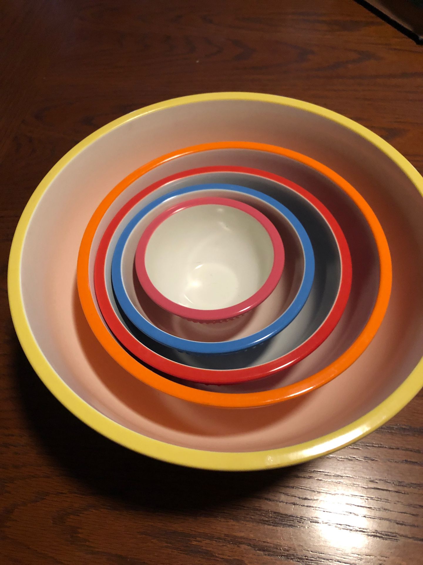 5 plastic mixing bowls