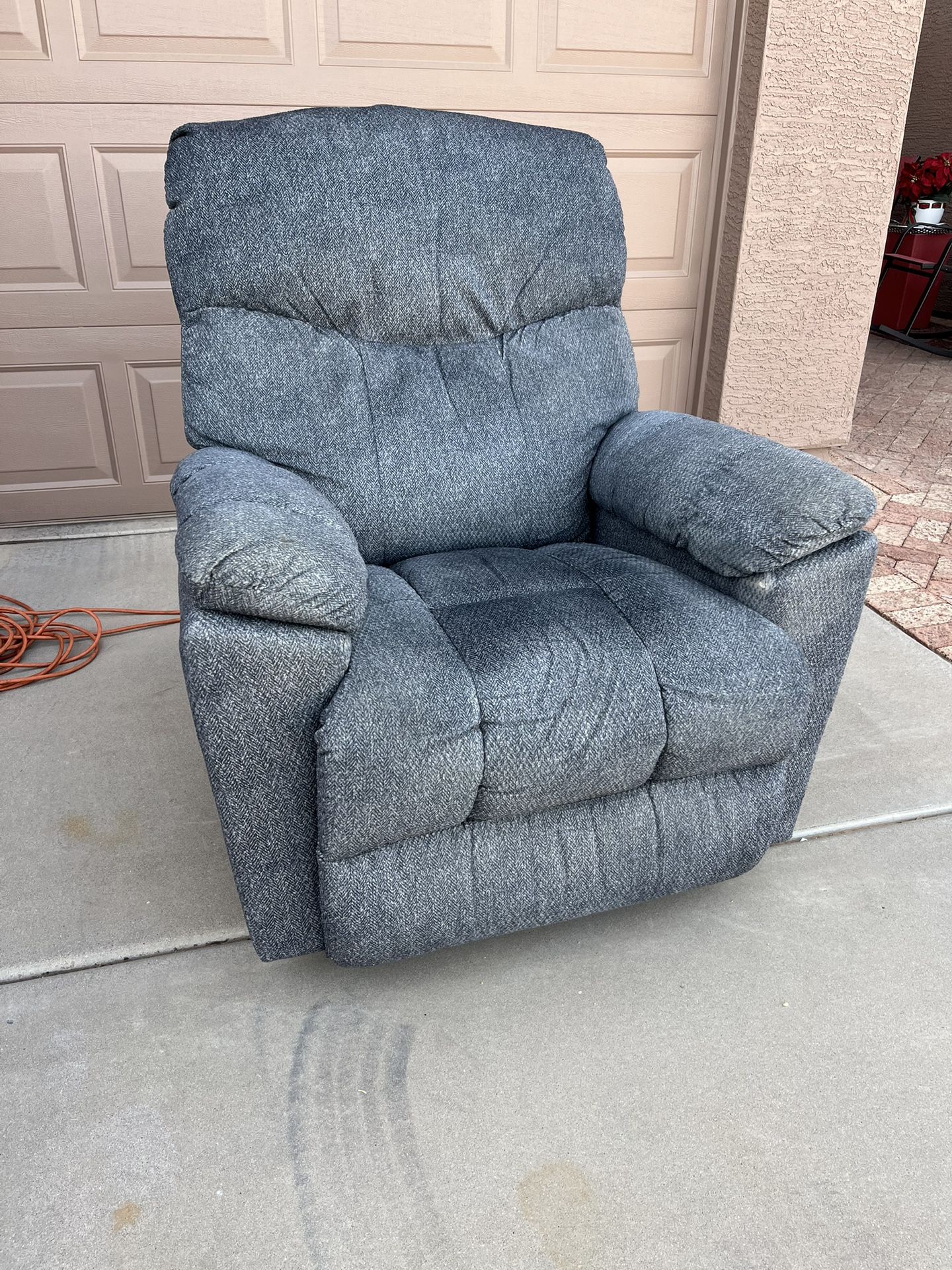 Power Recliner / Price Reduced