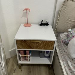 2 matching bedside table 