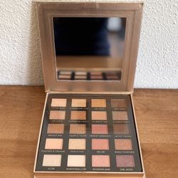 Iconic LONDON Day To Slay Eyeshadow Palette