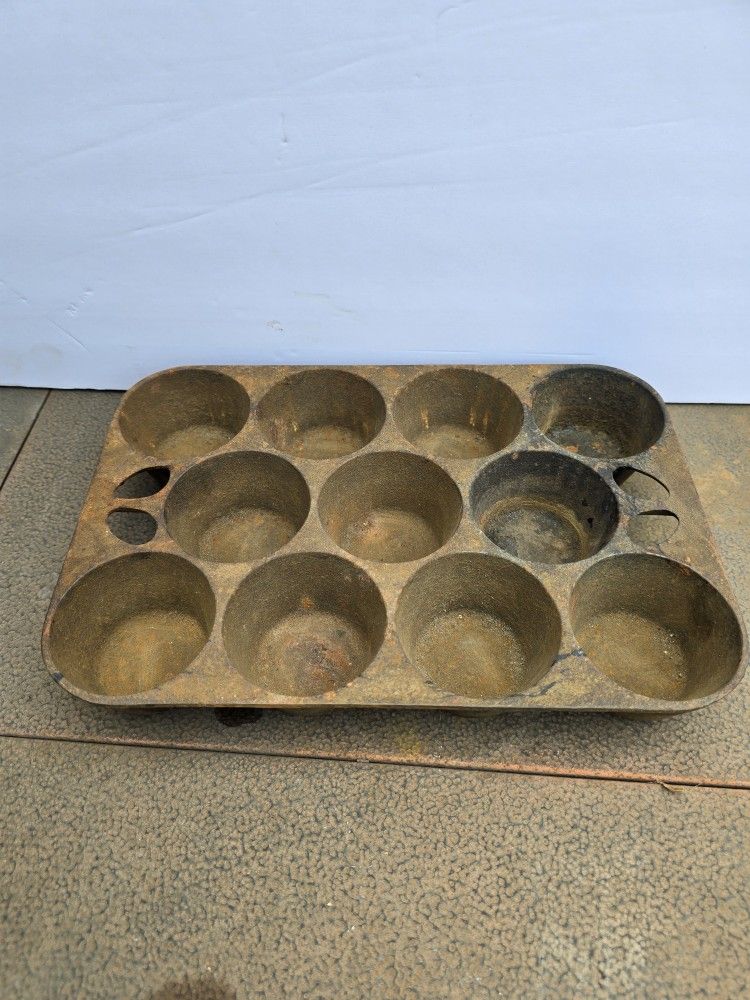 Vintage " GRISWOLD " NO 10 Cast Iron Popover Muffin Pan - Rare 11 Cup