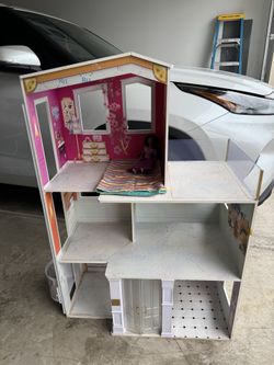 Doll House Rainbow High