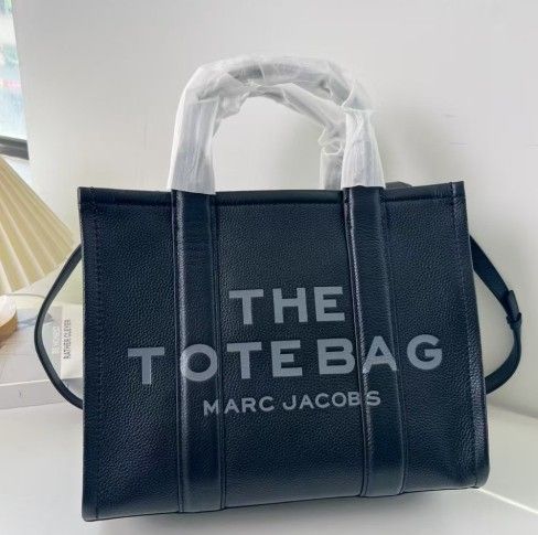 Fashionable and versatile tote bag