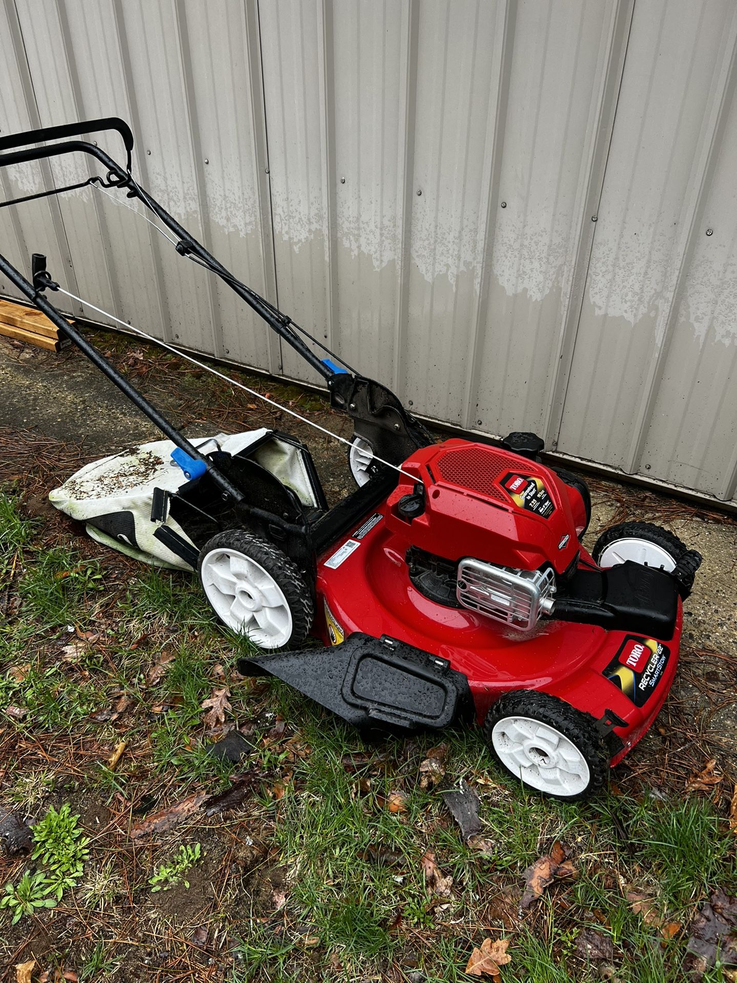 Self  Propelled Lawn Mower - Toro recycler Smart stow  22”