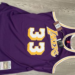 Mitchell & Ness Kareem Abdul-Jabbar LA Lakers Swingman Jersey - Purple - L