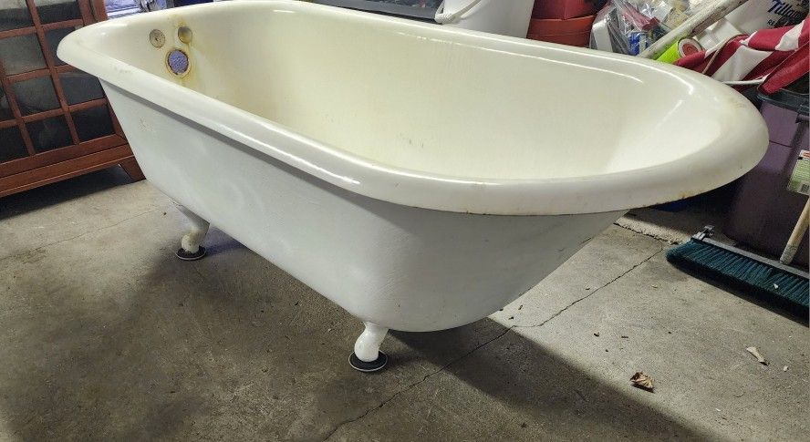 1925 kohler clawfoot bathtub. Cast iron and Porcelain