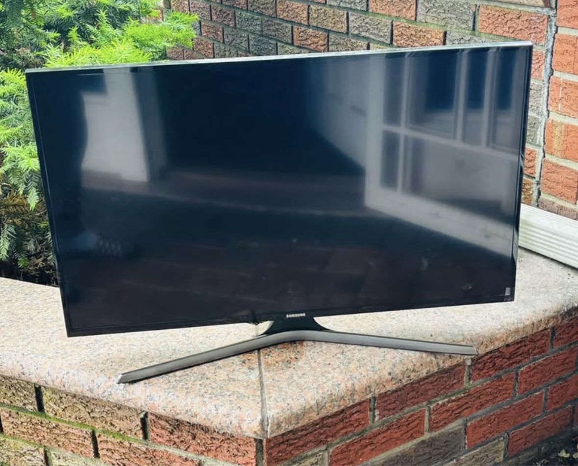 Samsung 32-Inch Full HD Smart LED TV – Sleek Design, Excellent Condition