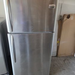 Fridgidaire Apartment REFRIGERATOR W30