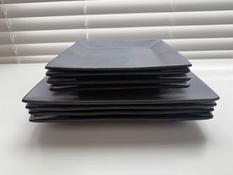 Set of 8 plates
