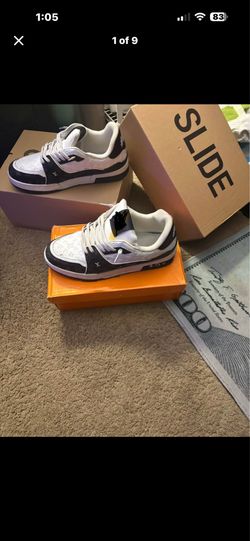 Tennis shoes