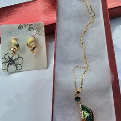 $10.00 - NEW Custom Jewelry Set, Gold Tone Necklace with Charm + Pierced Matching Earings In Gift Box!