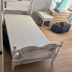 Antique Bed/Dresser/Nightstand Set. 