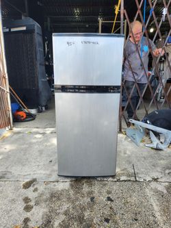 C7270-002 Insignia Refrigerator/Freezer Model NS-CF43SS7 115V/60Hz