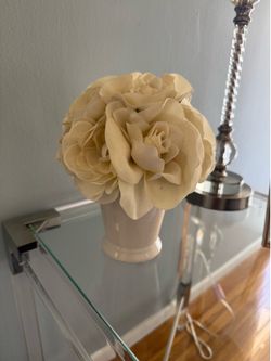 Beige flowers decor