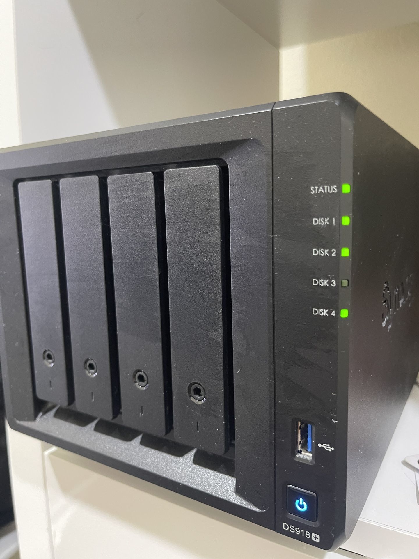 Synology DS918+ NAS 4GB RAM + 3 Drives (2x 4TB + 1TB)