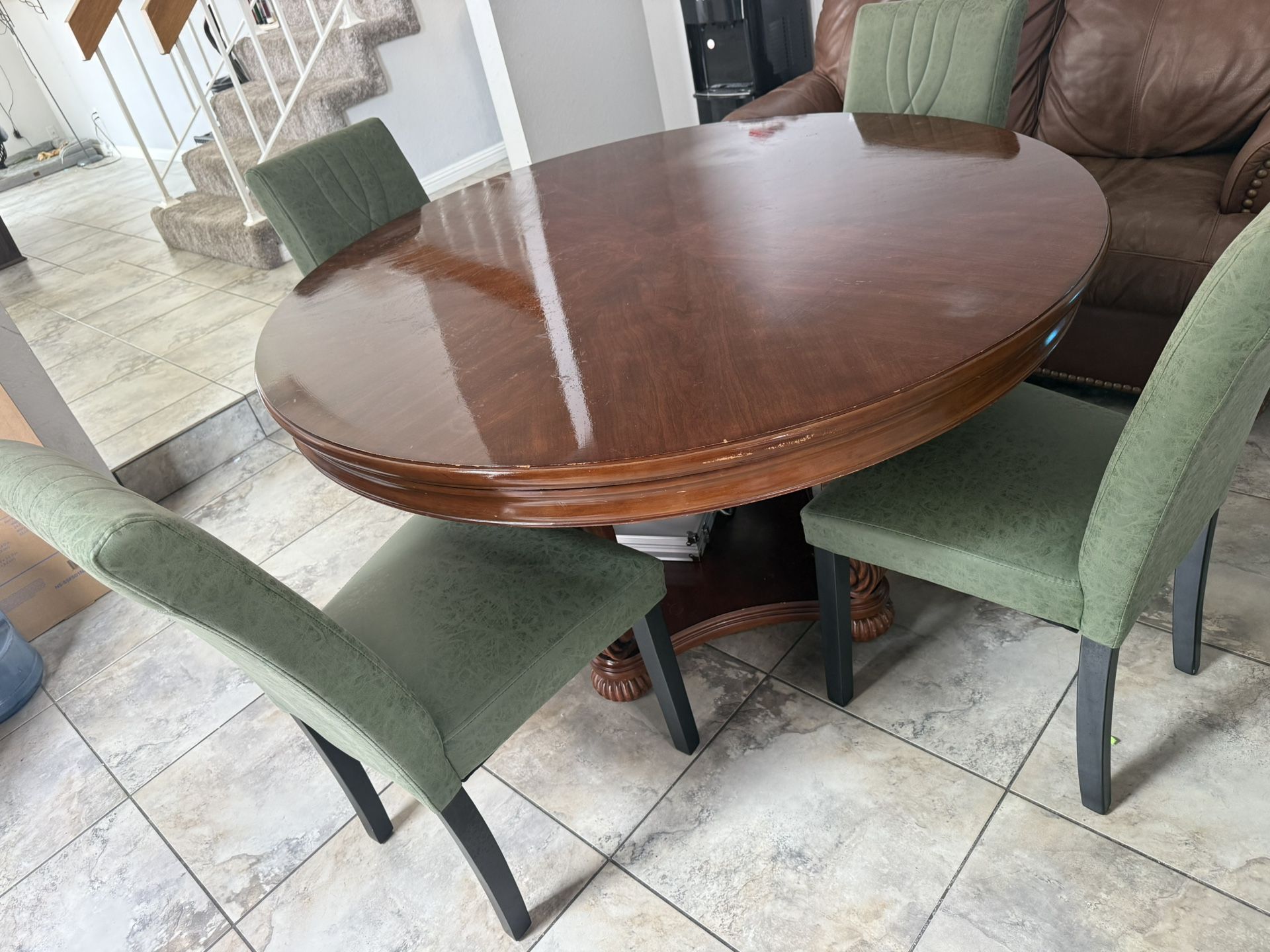 Round Dining Room Table/Chairs