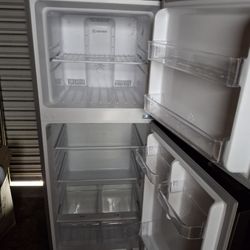 Refrigerator : Almost new