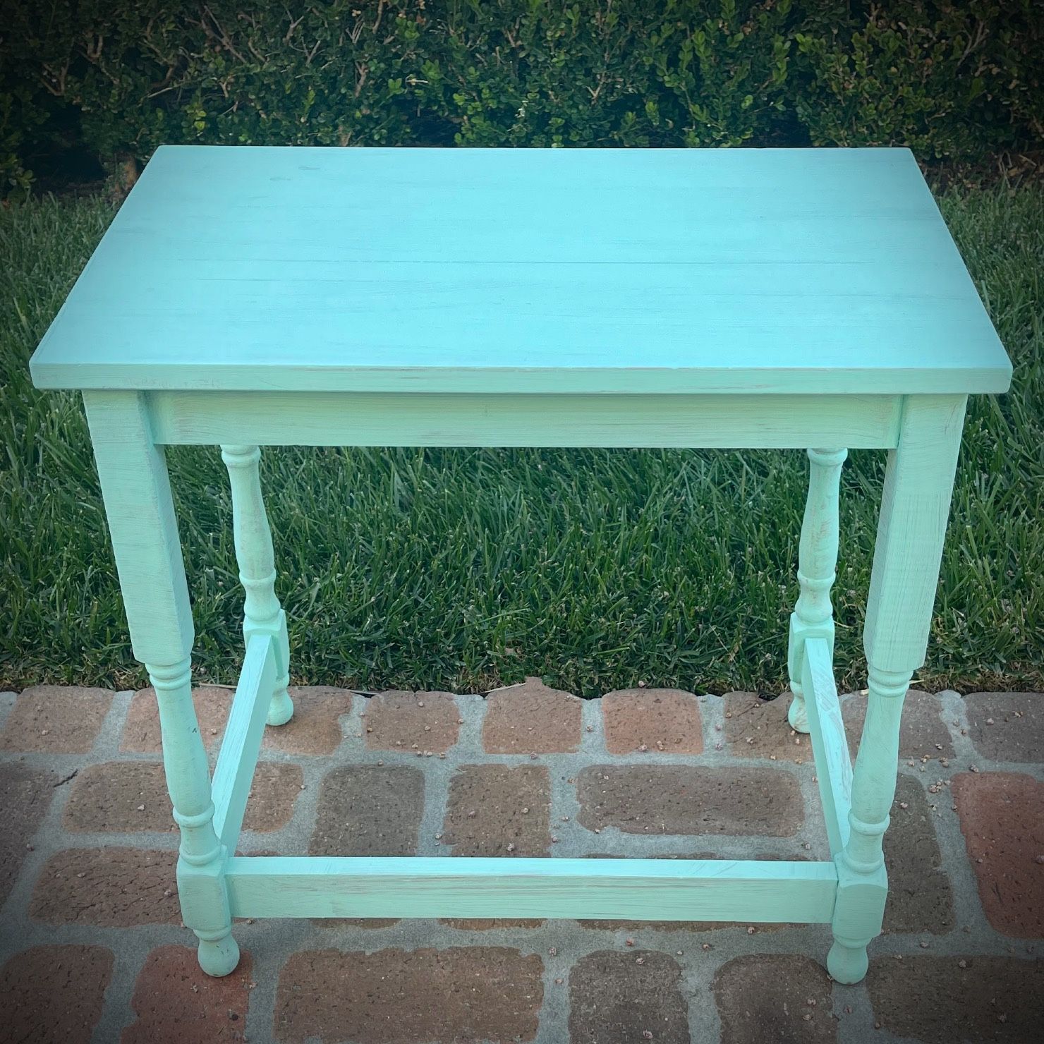 EARLY AMERICAN STYLE Original Vintage Antique Side/Lamp/Accent/Bedside/End Table STURDY Spindle Legs SOLID WOOD Colonial Design TIFFANY