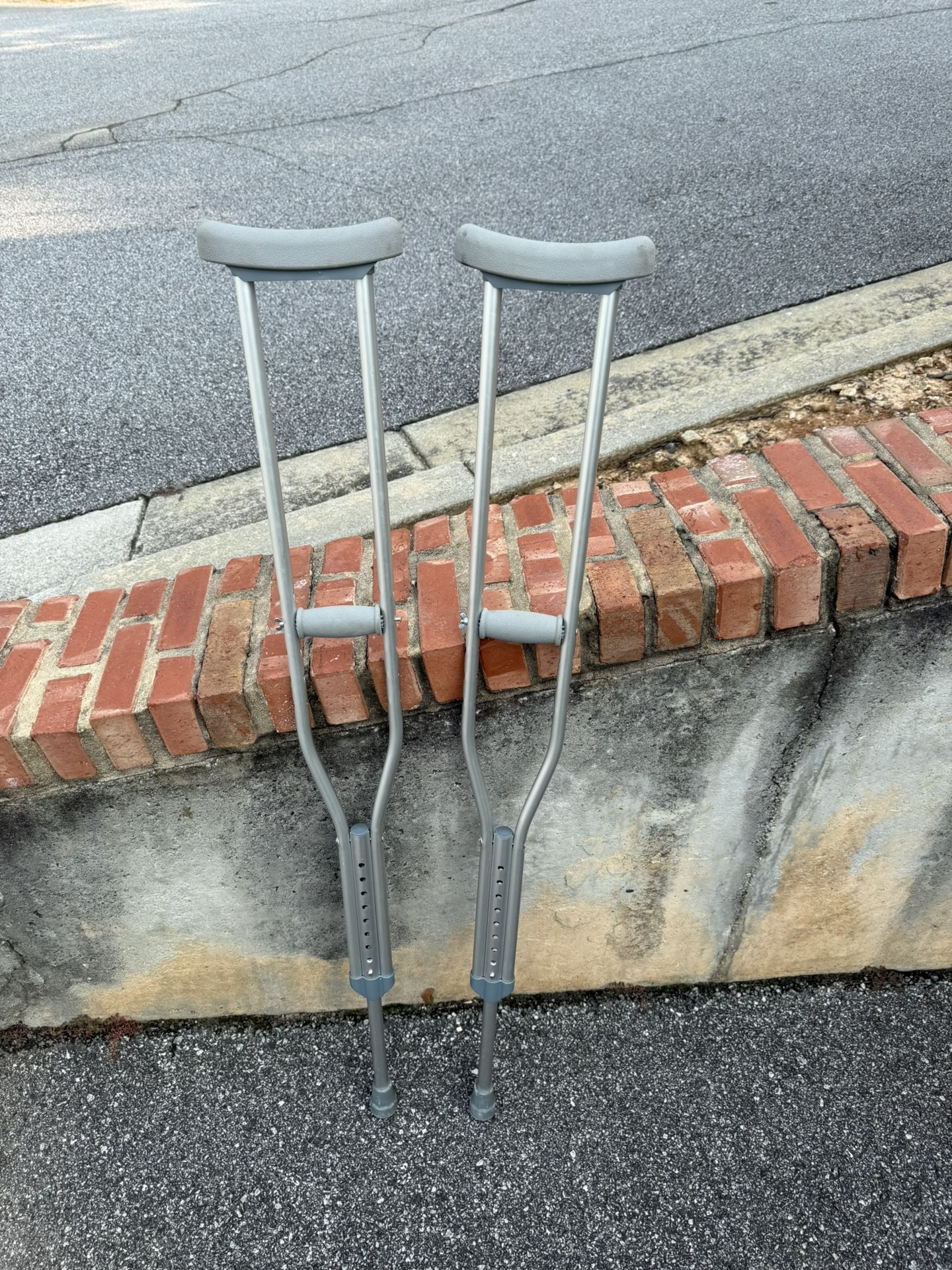 Aluminum Adult Underarm Crutches - 5.2 to 5.10 ft.