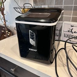 Igloo Automatic Ice Machine Self Cleaning Countertop Ice Maker (Great Condition) 
