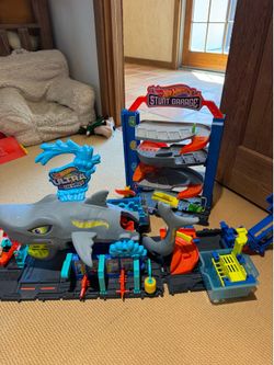 Hot wheels ultra car wash and stunt garage