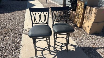 2 barstools