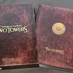 The Lord of the Rings - The Two Towers Special Extended Edition Box Set is a 4-disc dvd set. Like New. Preowned.