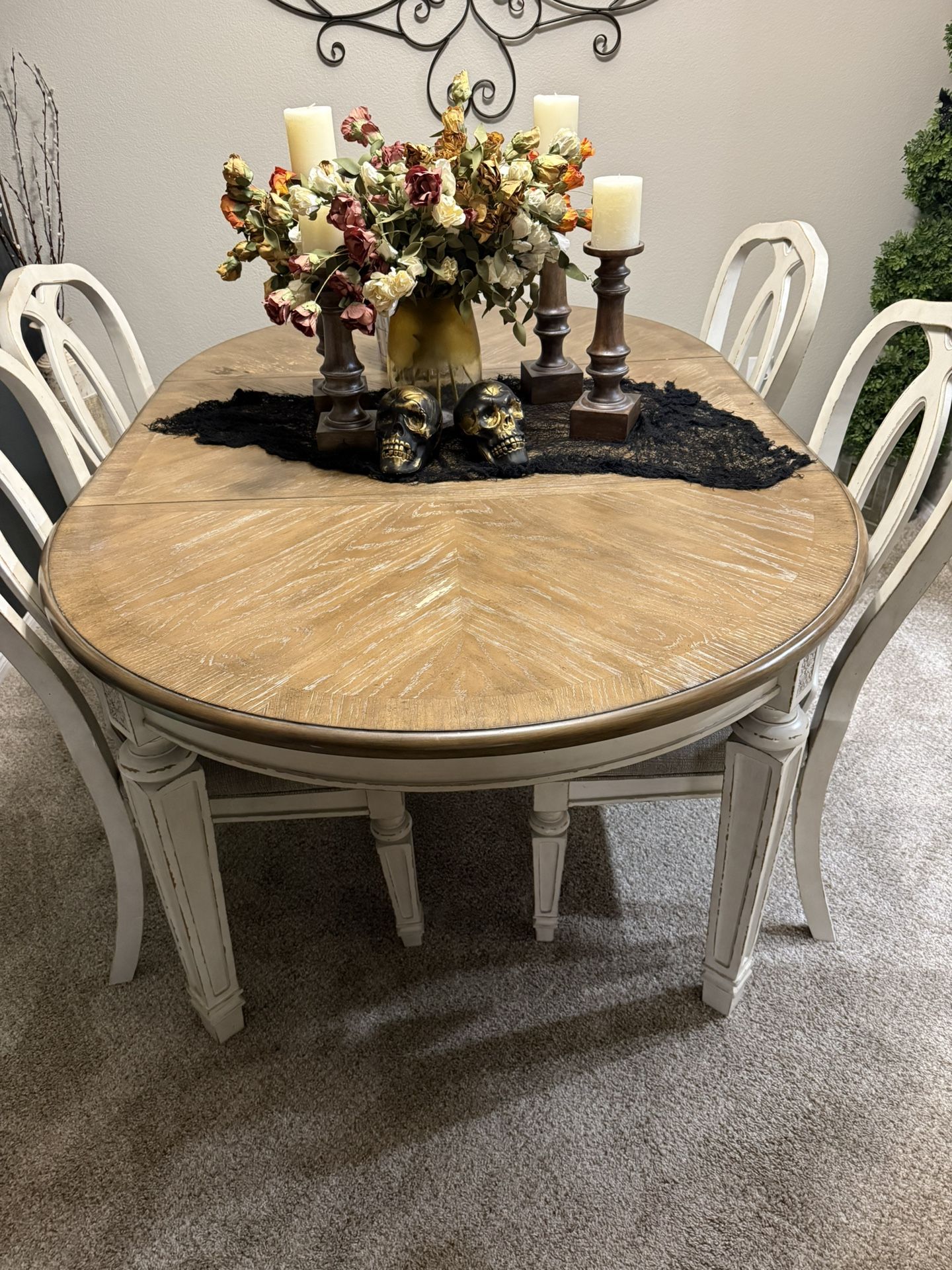 Realyn Dining table