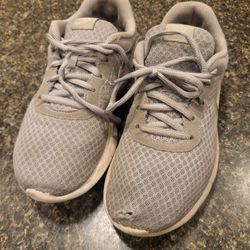 Women's 6 Nike gray tennis shoes
Small hole in toe