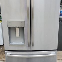 4 year old GE 26 cubic feet stainless steel refrigerator, with filtered water, and icemaker. Model#GFE26GSKBBS. 