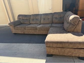 Brown sectional sofa whit chaise
