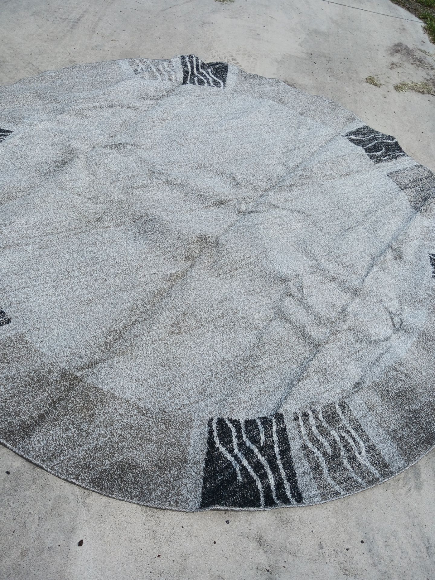 BRAND NEW 8FT ROUND GRAYS BLACKS WHITISH ETC NEVER USED 48 FIRM PAID 199 WAYFAIR COMES WITH PADDING ALSO JUST THAT COST ME 50+MUST SEE IN PERSON MY CA