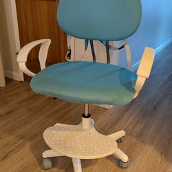 Kid/Teen office chair with straps and attached footstool