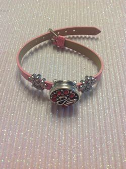 Snap bracelet with swan snap charm