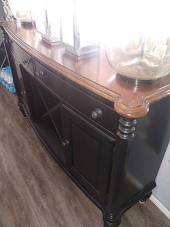 Sideboard  and lamps and decor READ THE POST