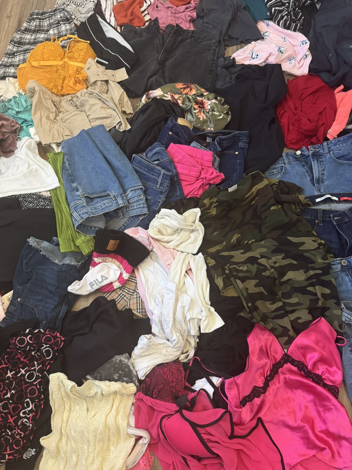 More than 200 women’s clothing. Size S/M/L, Very clean. $1 each. Must buy at least 10.