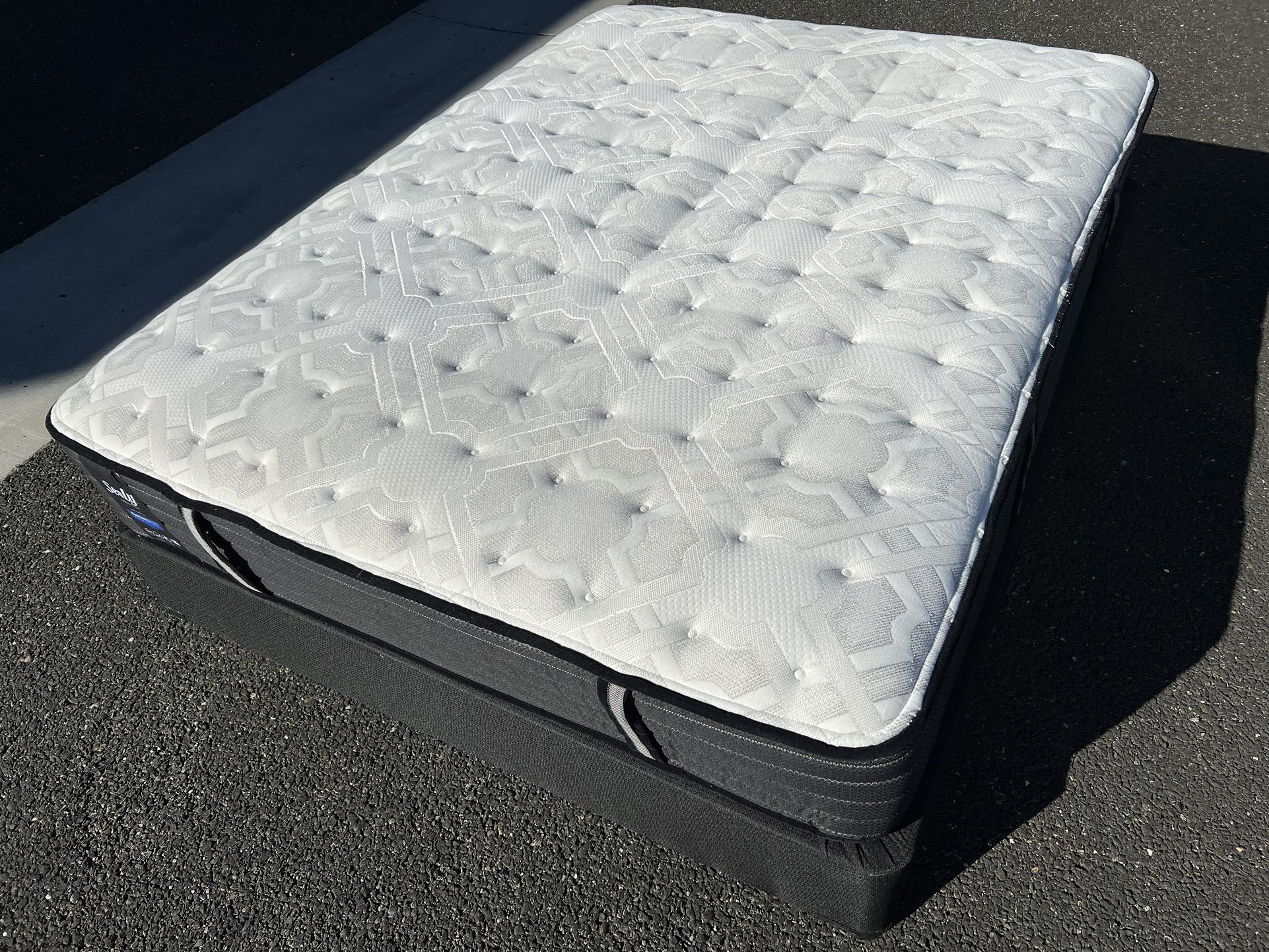 Queen Size Bed ! Queen Bed ! Sealy Posturepedic Queen Mattress And Box spring ! Free Delivery