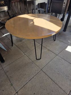 Front room coffee table.We're doing in a nice condition $65 firm!!!