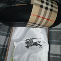 Burberry Size 6 It Runs Big