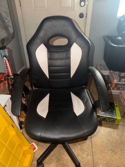 Children’s rolling desk chair