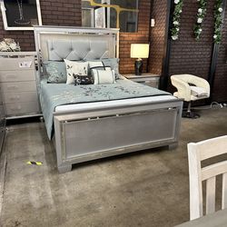 Queen  bed frame   mattress included      ☎️📲(213)713-74-89.      Cama queen  Colchon incluido.