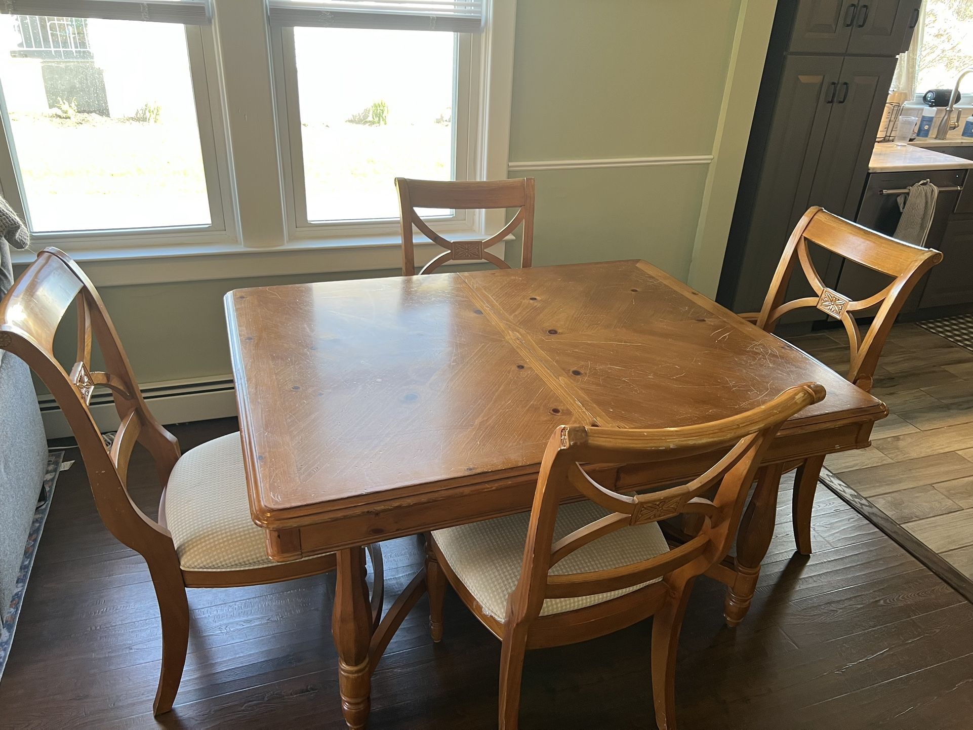 Kitchen/dinning table 