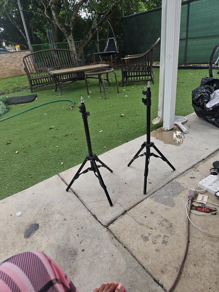 2 Adjustable Tripods