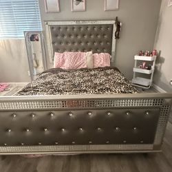 Queen Size Bed And Dresser. 