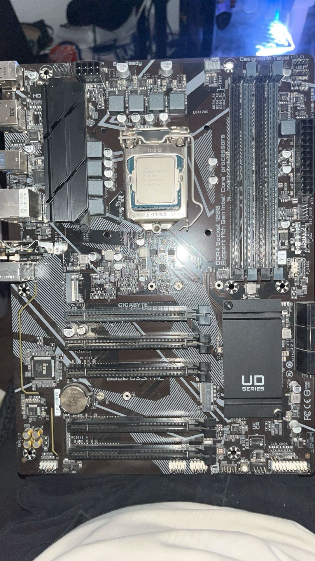 GIGABYTE B560M DS3H AC Motherboard, with Intel i5-11400F 2.6GHZ and T-Force DDR4 32GB (4x8GB) Ram 3200MHz